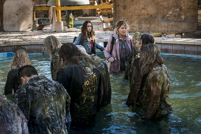 Fear the Walking Dead - Begraben - Filmfotos - Alycia Debnam-Carey, Jenna Elfman