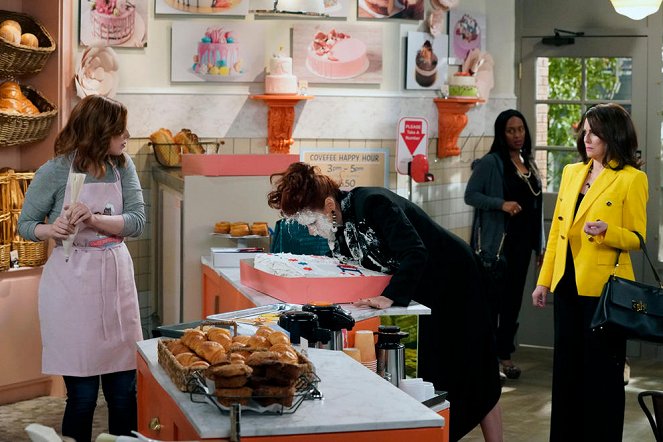 Will & Grace - The Beefcake & the Cake Beef - Photos - Vanessa Bayer, Debra Messing, Megan Mullally