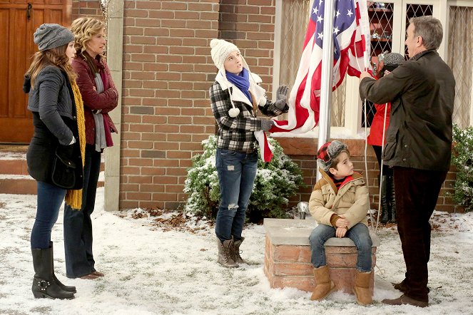 Last Man Standing - Season 2 - Flaggenparade - Filmfotos - Amanda Fuller, Nancy Travis, Kaitlyn Dever, Tim Allen