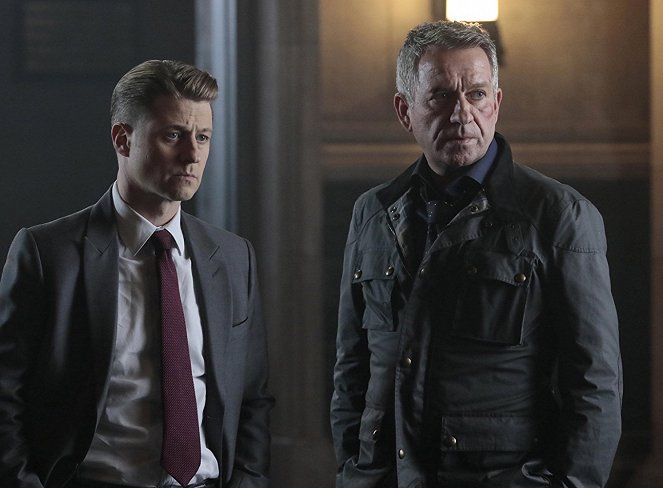 Gotham - Terra de ninguém - Do filme - Ben McKenzie, Sean Pertwee