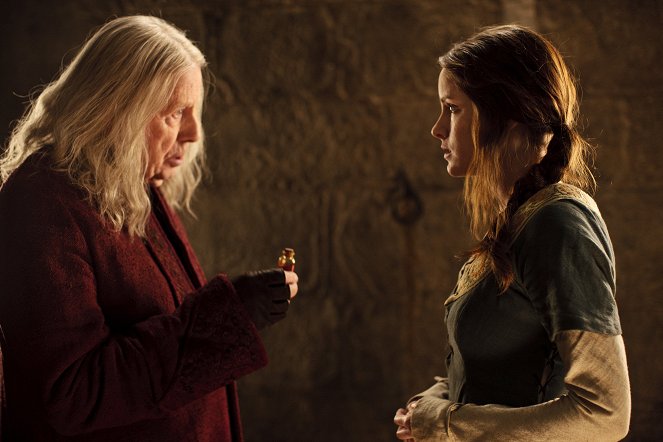 Merlin – Die neuen Abenteuer - Arthurs Fluch (2) - Filmfotos - Richard Wilson, Sophie Rundle