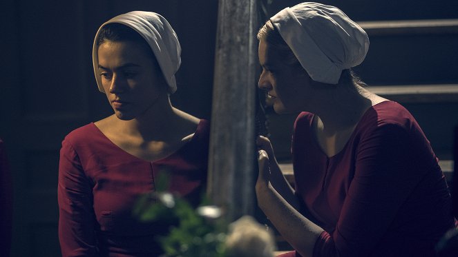 Príbeh služobníčky - Season 2 - Iné ženy - Z filmu - Nina Kiri, Elisabeth Moss
