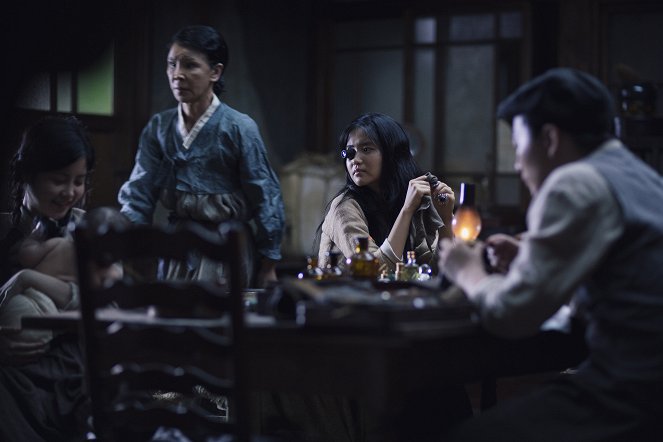 A szobalány - Filmfotók - Yong-nyeo Lee, Tae-ri Kim