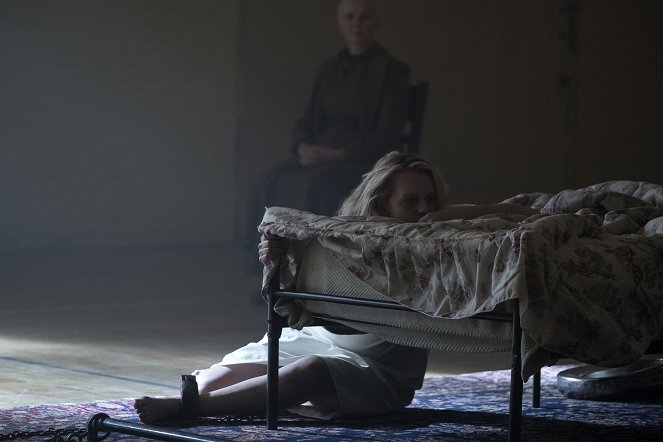 Príbeh služobníčky - Season 2 - Iné ženy - Z filmu - Elisabeth Moss