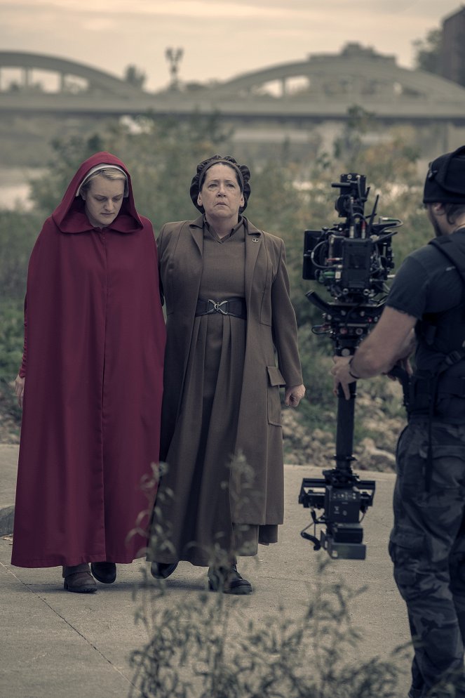 The Handmaid's Tale - Other Women - Making of - Elisabeth Moss, Ann Dowd