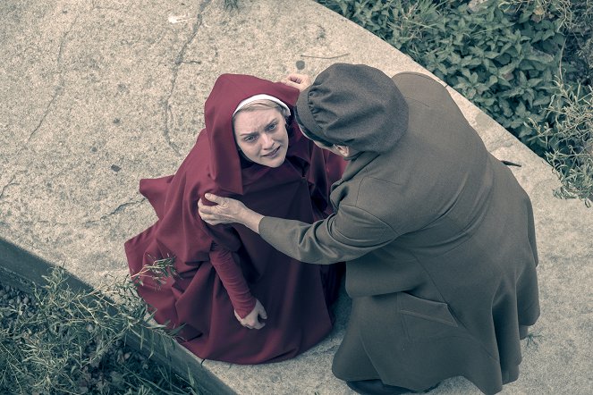 Príbeh služobníčky - Iné ženy - Z filmu - Elisabeth Moss
