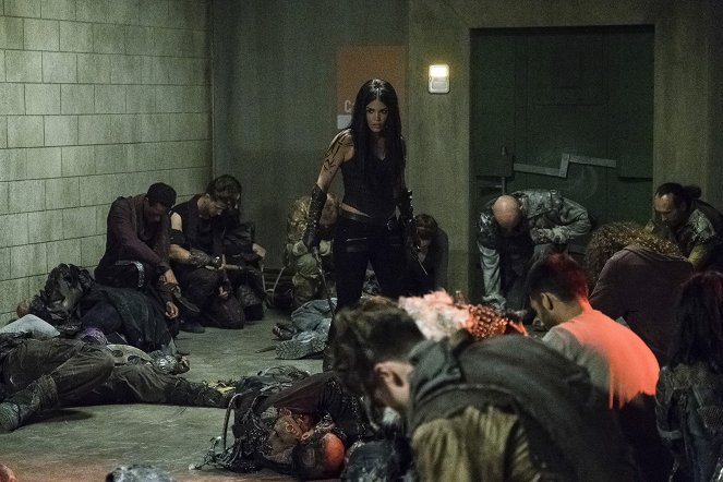 The 100 - Red Queen - Photos - Marie Avgeropoulos