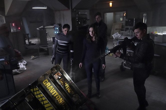 Agents of S.H.I.E.L.D. - Season 5 - Photos - Elizabeth Henstridge, Maximilian Osinski, Briana Venskus