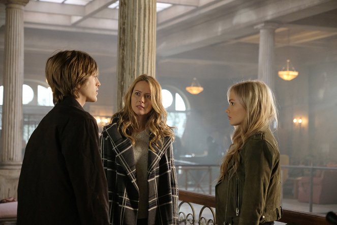 The Gifted - eXtraction - Photos - Percy Hynes White, Amy Acker, Natalie Alyn Lind