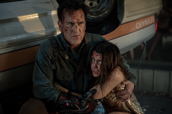 Ash vs. Evil Dead - The Mettle of Man - Photos - Bruce Campbell, Arielle Carver-O'Neill