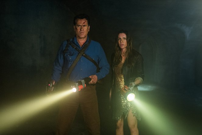Ash vs. Evil Dead - The Mettle of Man - Photos - Bruce Campbell, Arielle Carver-O'Neill