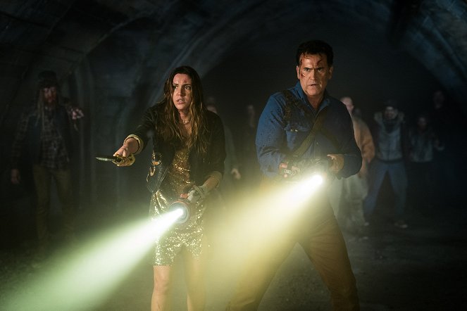 Ash vs. Evil Dead - The Mettle of Man - Photos - Arielle Carver-O'Neill, Bruce Campbell