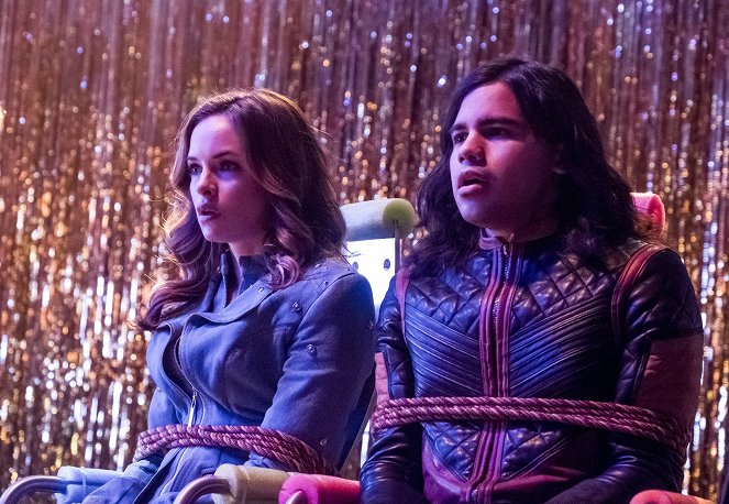 The Flash - The Elongated Knight Rises - Photos - Danielle Panabaker, Carlos Valdes