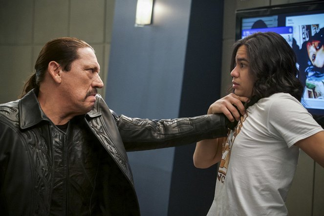 The Flash - Null and Annoyed - Photos - Danny Trejo, Carlos Valdes