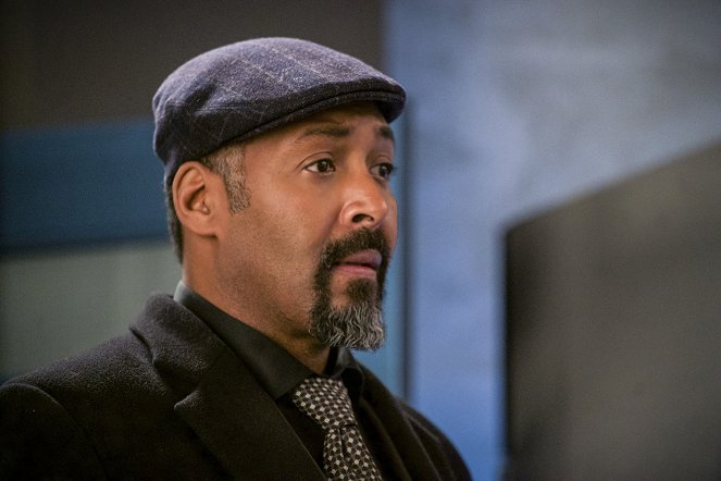 The Flash - Harry and the Harrisons - Photos - Jesse L. Martin