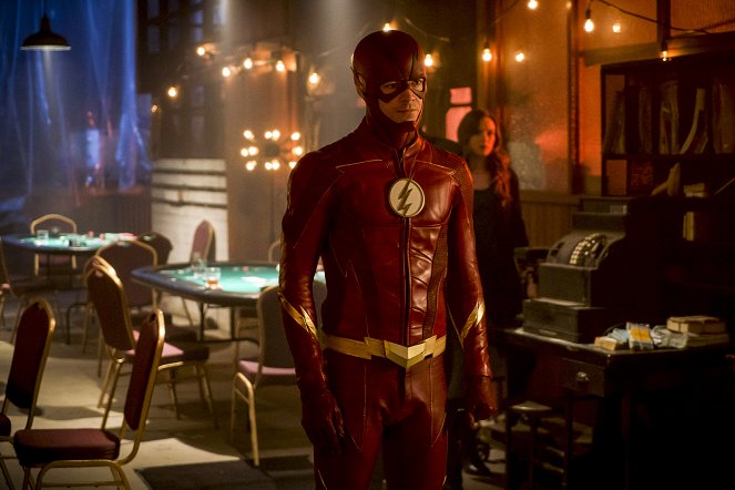 The Flash - Harry and the Harrisons - Photos - Grant Gustin, Danielle Panabaker