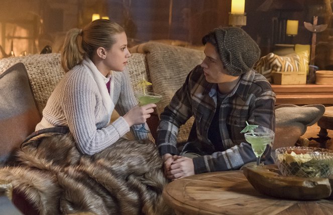 Riverdale - Kapitola 27: Hory mají oči - Z filmu - Lili Reinhart, K.J. Apa