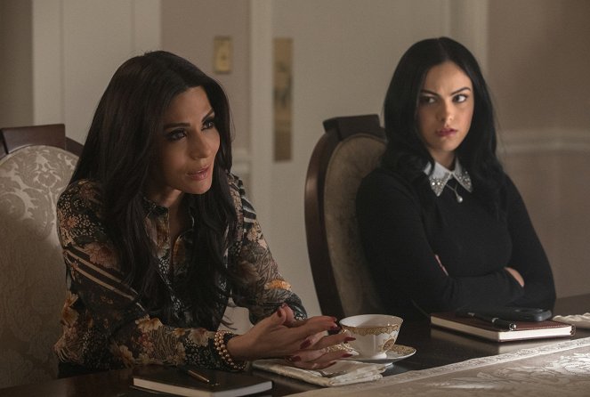 Riverdale - Chapter Twenty Eight: There Will Be Blood - Photos - Marisol Nichols, Camila Mendes