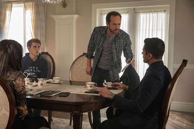 Riverdale - Chapter Twenty Eight: There Will Be Blood - Photos - K.J. Apa, Luke Perry