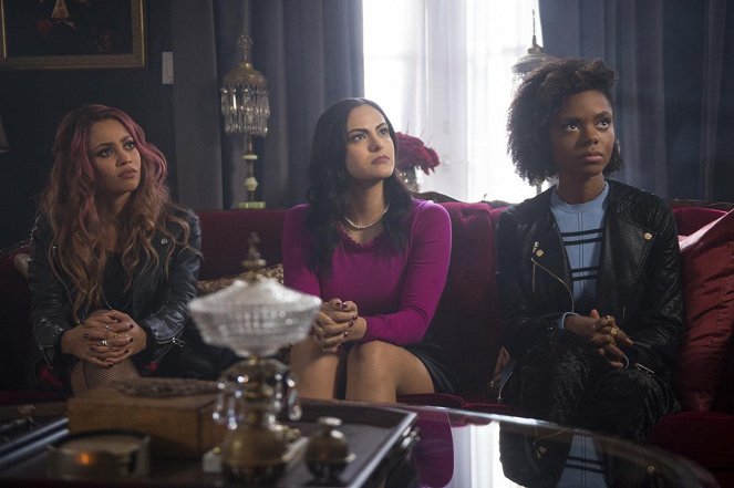 Riverdale - Hoofdstuk 30: The Noose Tightens - Van film - Vanessa Morgan, Camila Mendes, Ashleigh Murray