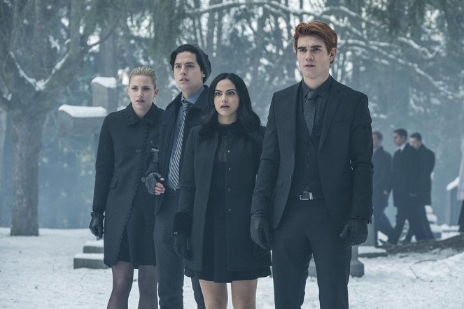 Riverdale - Chapter Thirty-Two: Prisoners - Photos - Lili Reinhart, Cole Sprouse, Camila Mendes, K.J. Apa