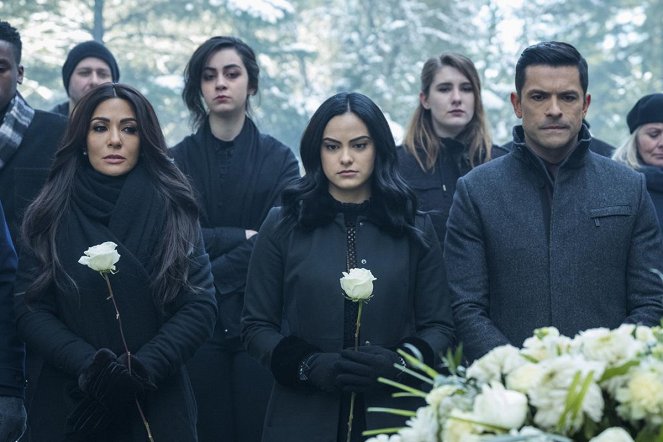 Riverdale - Chapter Thirty-Two: Prisoners - Photos - Marisol Nichols, Camila Mendes, Mark Consuelos