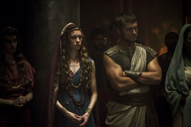 Troy: Fall of a City - Conditions - Kuvat elokuvasta - Chloe Pirrie, Tom Weston-Jones