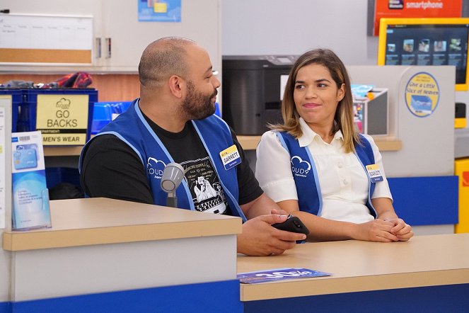 Superstore - Workplace Bullying - Photos - Colton Dunn, America Ferrera