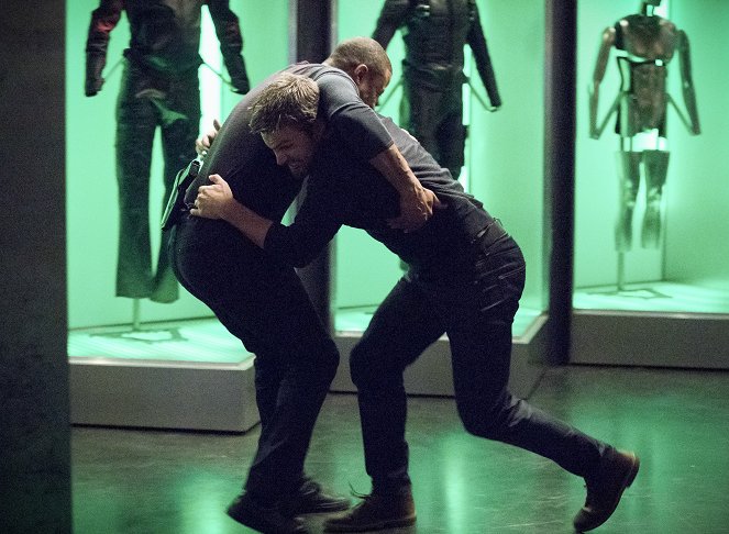 Arrow - Brothers in Arms - Photos - Stephen Amell