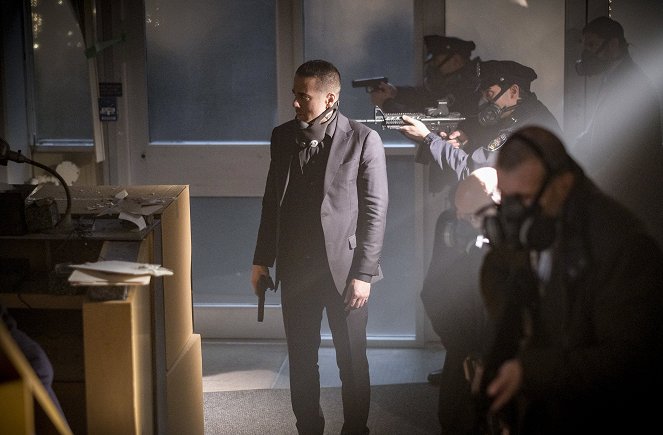 Arrow - The Ties That Bind - Photos - Kirk Acevedo