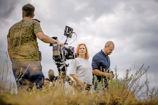 Za sklom - Season 2 - Making of - Kamila Magálová, Tomáš Maštalír