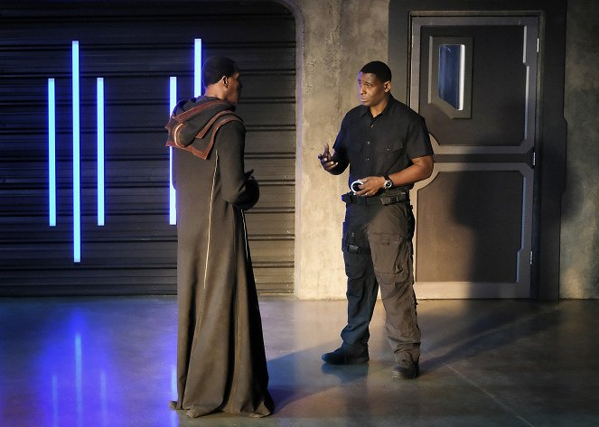 Supergirl - In Search of Lost Time - Photos - Carl Lumbly