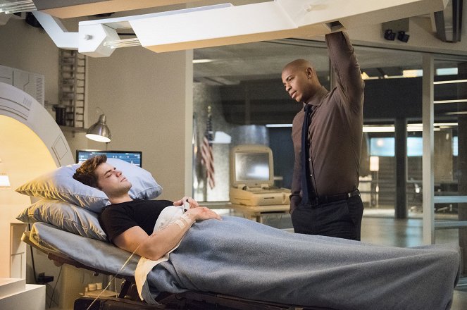 Supergirl - Of Two Minds - Photos - Jeremy Jordan, Mehcad Brooks