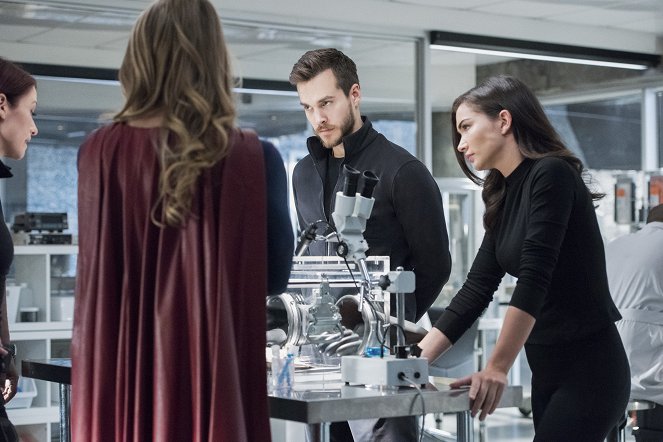 Supergirl - Of Two Minds - Photos - Chris Wood