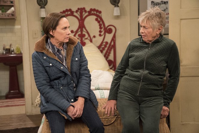 Roseanne - Season 10 - No Country for Old Women - Photos - Laurie Metcalf, Estelle Parsons