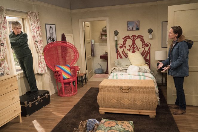 Roseanne - Season 10 - No Country for Old Women - Photos - Estelle Parsons, Laurie Metcalf