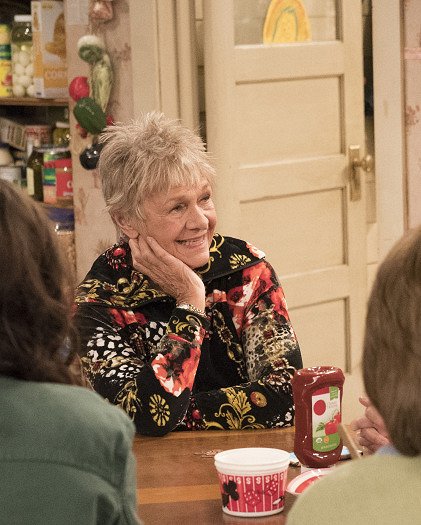 Roseanne - Season 10 - No Country for Old Women - Photos - Estelle Parsons