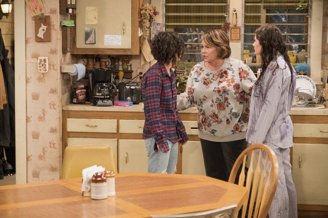 Roseanne - Roseanne Gets the Chair - Filmfotók - Roseanne Barr, Emma Kenney