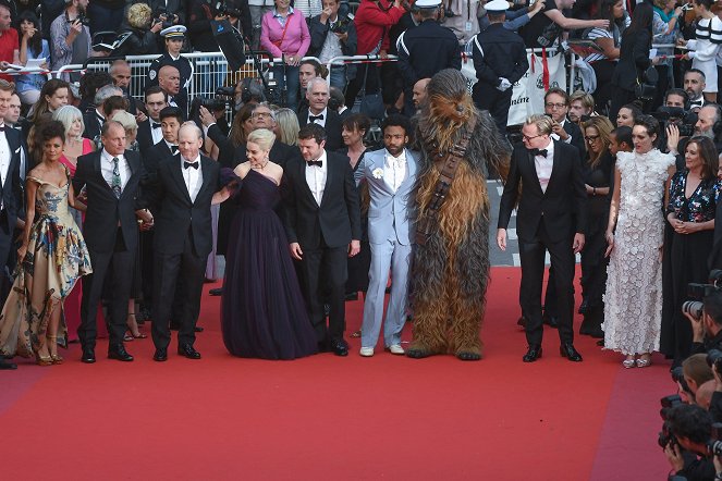 Solo: A Star Wars Story - Tapahtumista - European Premiere of 'Solo: A Star Wars Story' at Palais des Festivals on May 15, 2018 in Cannes, France - Thandiwe Newton, Woody Harrelson, Ron Howard, Emilia Clarke, Alden Ehrenreich, Donald Glover, Paul Bettany, Phoebe Waller-Bridge, Kathleen Kennedy