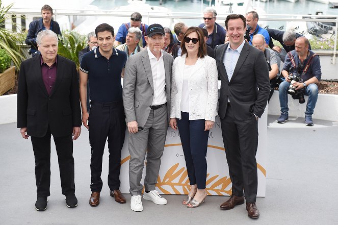 Solo: Star Wars Story - Z akcí - 'Solo: A Star Wars Story' official photocall at Palais des Festivals on May 15, 2018 in Cannes, France - Ron Howard, Kathleen Kennedy, Simon Emanuel
