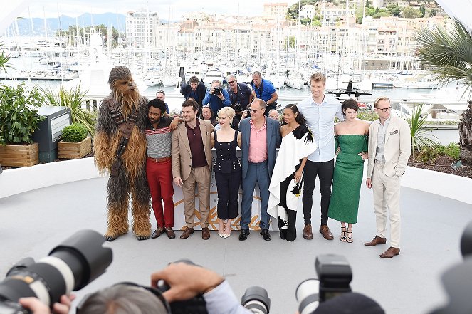 Solo: Star Wars Story - Z akcí - 'Solo: A Star Wars Story' official photocall at Palais des Festivals on May 15, 2018 in Cannes, France - Donald Glover, Alden Ehrenreich, Emilia Clarke, Woody Harrelson, Thandiwe Newton, Joonas Suotamo, Phoebe Waller-Bridge, Paul Bettany