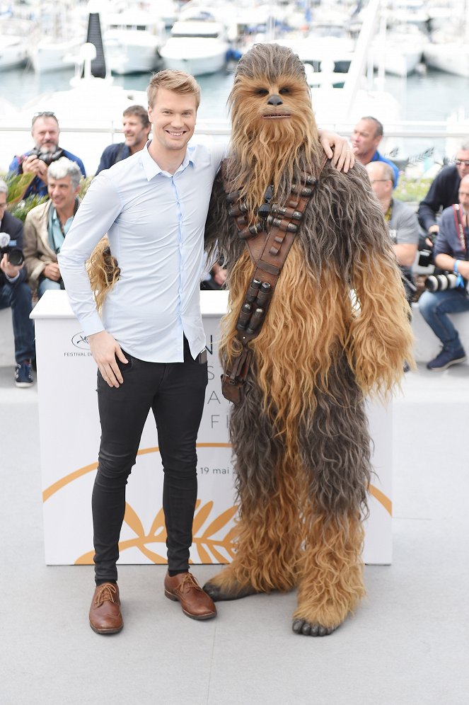 Han Solo: Uma História de Star Wars - De eventos - 'Solo: A Star Wars Story' official photocall at Palais des Festivals on May 15, 2018 in Cannes, France - Joonas Suotamo