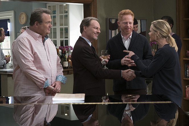 Modern Family - Spanks for the Memories - Van film - Eric Stonestreet, Jesse Tyler Ferguson, Julie Bowen