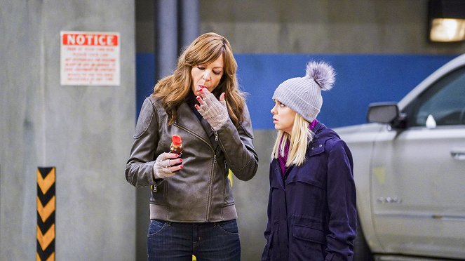 Mom - Sticky Hands and a Walk on the Wild Side - Photos - Allison Janney, Anna Faris