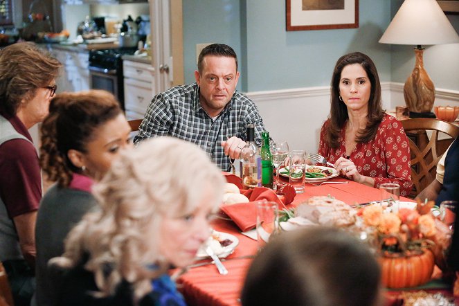 The Neighbors - Season 2 - Thanksgiving Is No Schmuck Bait - Van film - Lenny Venito, Jami Gertz