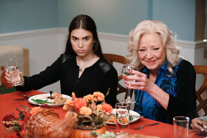 The Neighbors - Thanksgiving Is No Schmuck Bait - Z filmu - Clara Mamet, Debra Mooney