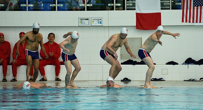 Swimming with Men - Z filmu