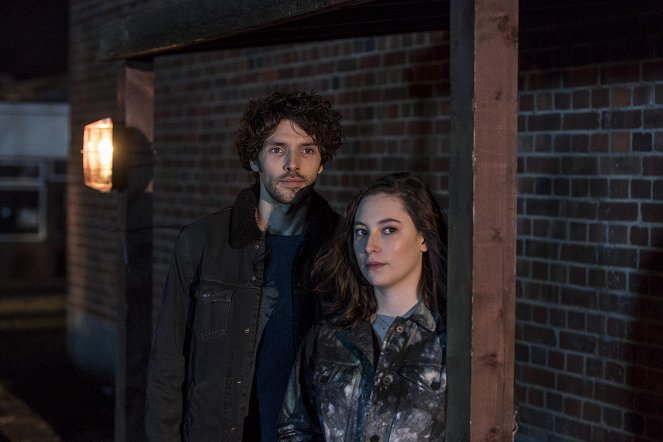 Humans - Neues Land - Filmfotos - Colin Morgan, Lucy Carless