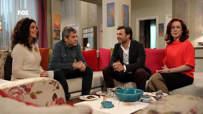 Umutsuz Ev Kadınları - Kuvat elokuvasta - Songül Öden, Bennu Yıldırımlar