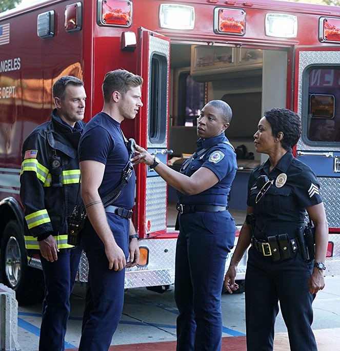 911 L.A. - Season 1 - Pilot - Filmfotók - Peter Krause, Oliver Stark, Aisha Hinds, Angela Bassett